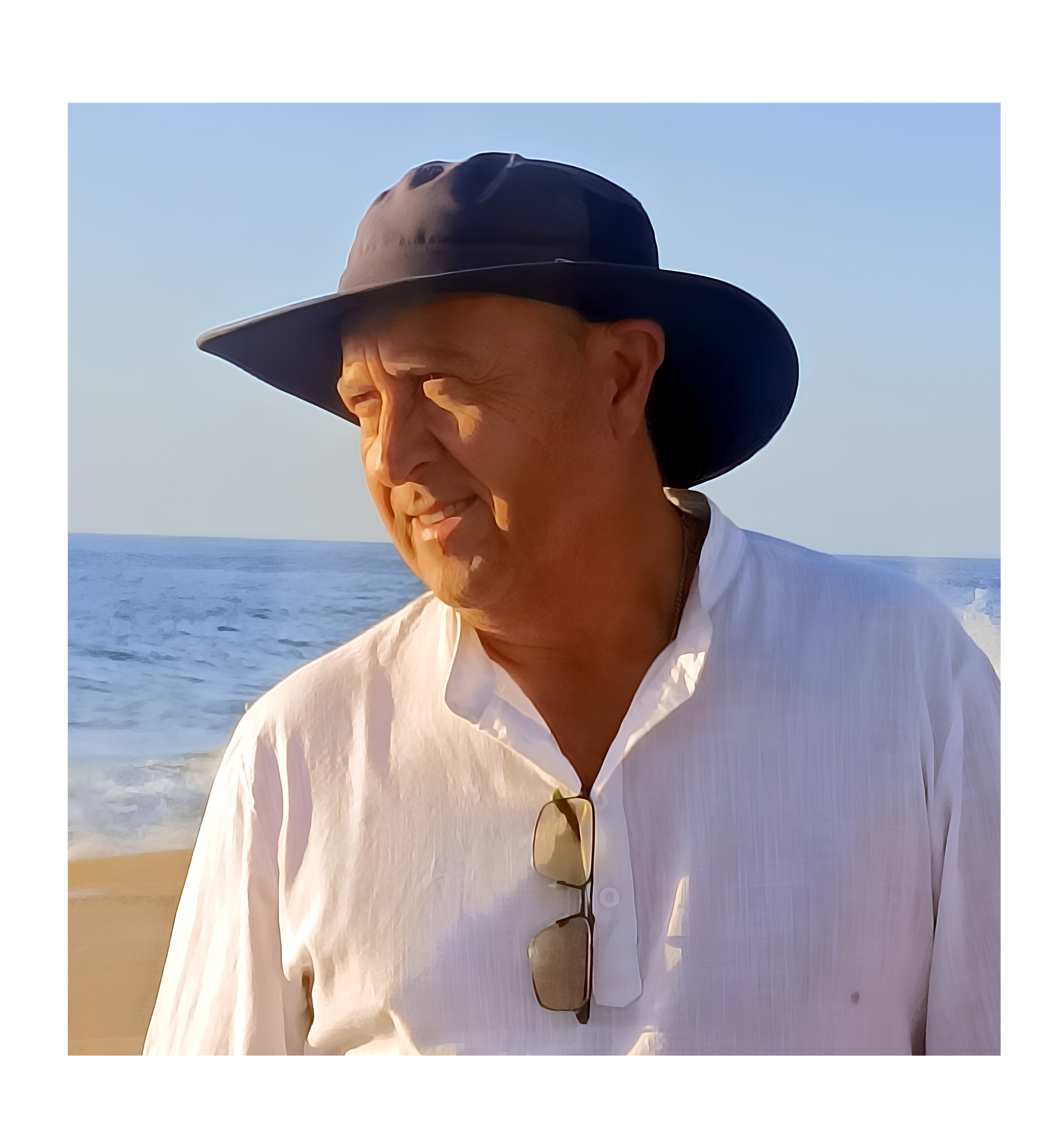 Jaime Meléndez junto al mar